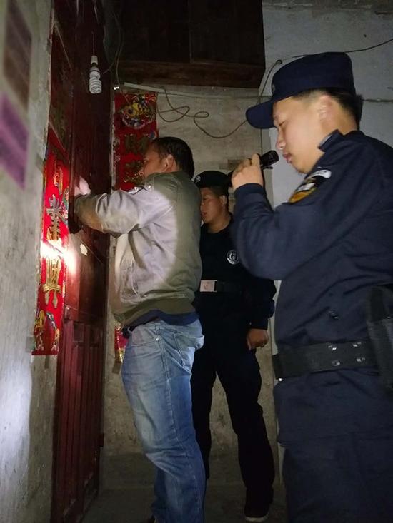 笃山乡粗心妈妈误将幼女锁家中 民警全城寻开锁师傅开门