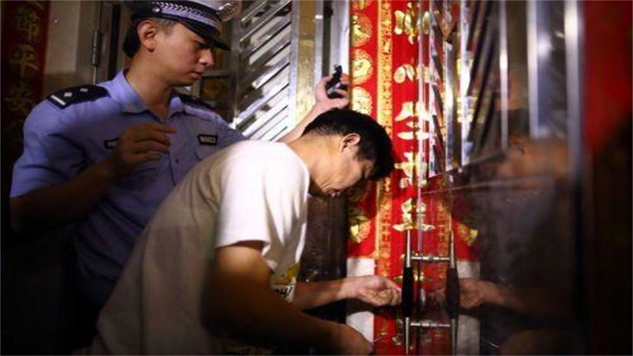 笃山乡请开锁师傅开了锁后，师傅为什么一般都不进门，就算主人请也不进去？